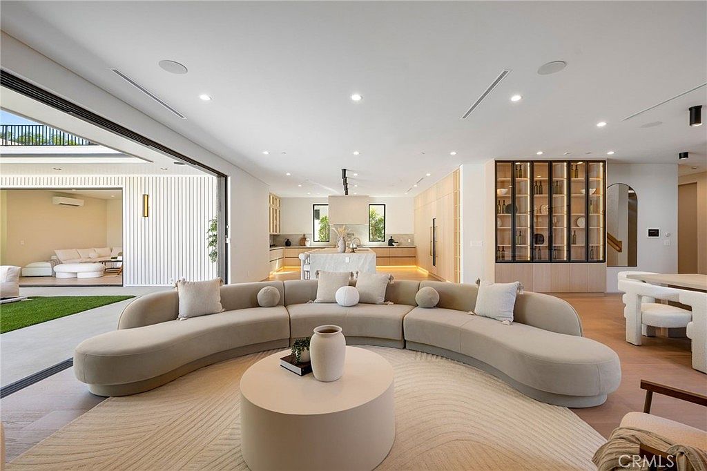 Ensuite guest bedroom on main level